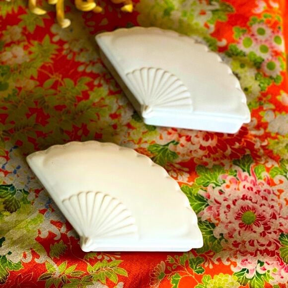 ♥️VINTAGE PAIR CHINOISERIE BONE WHITE FAN TRINKET DISHES GRAND MILLENNIAL DECOR - Picture 1 of 16